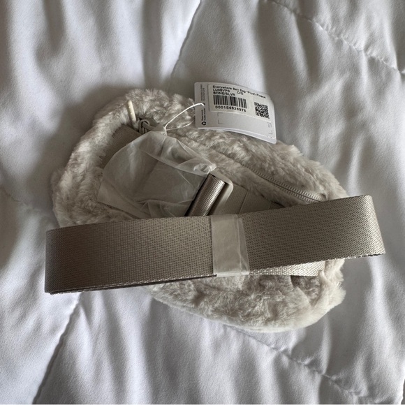 Everywhere Belt Bag Plush Fleece - Bone Silver - Picture 7 of 8